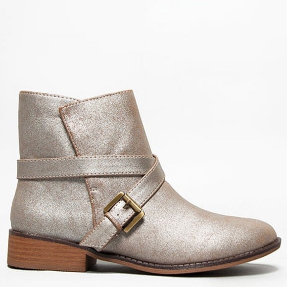NEW Qupid Vinci-19 Light Champagne Gold Metallic Buckle Booties Size 7 - Picture 1 of 5
